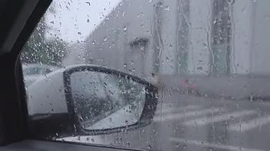 城市下雨孤独哀伤的情绪车内雨景视频的预览图